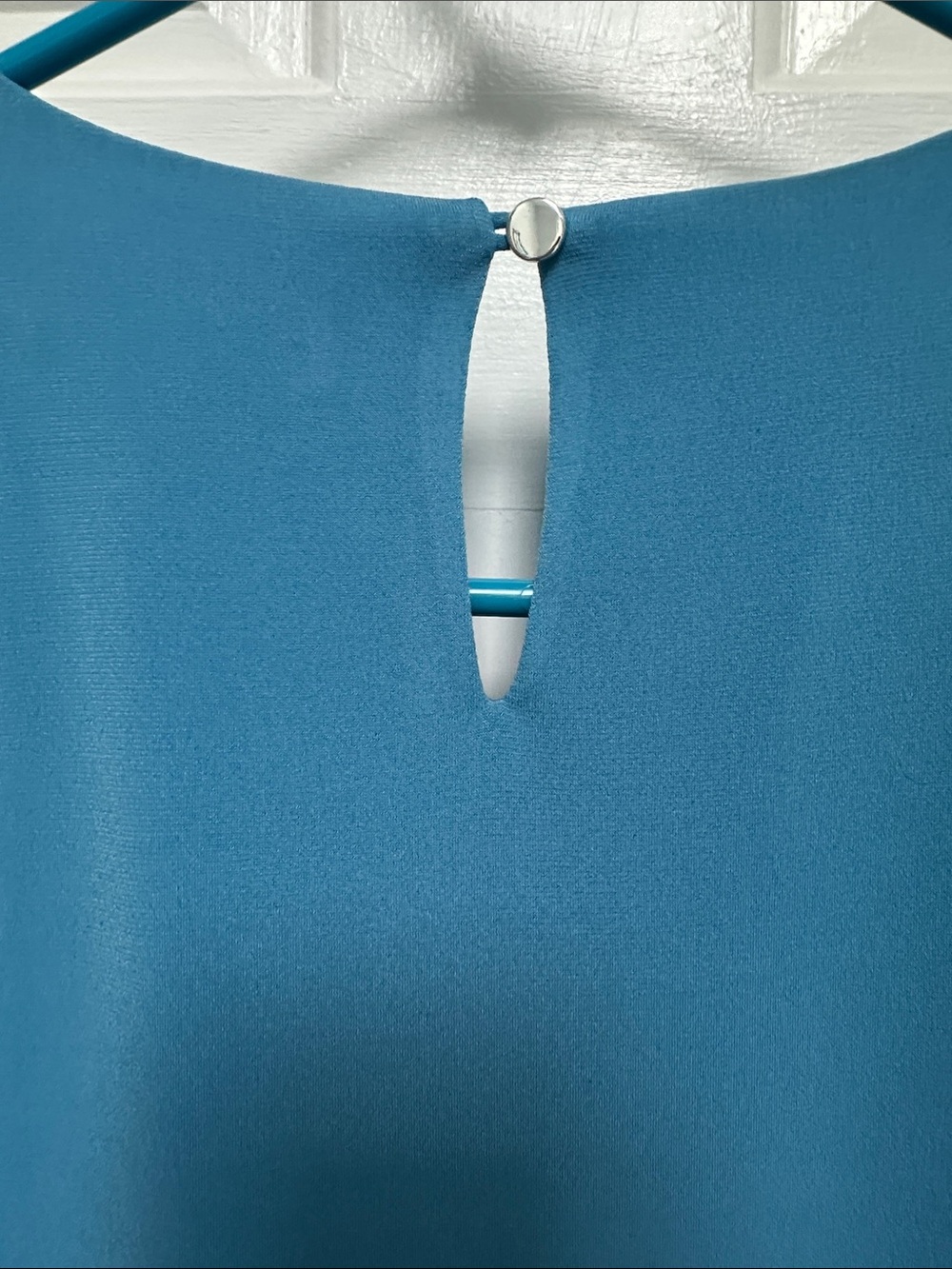 Calvin Klein Teal V-Neck Sleeveless Top with Chain Accent - Picture 4 of 5